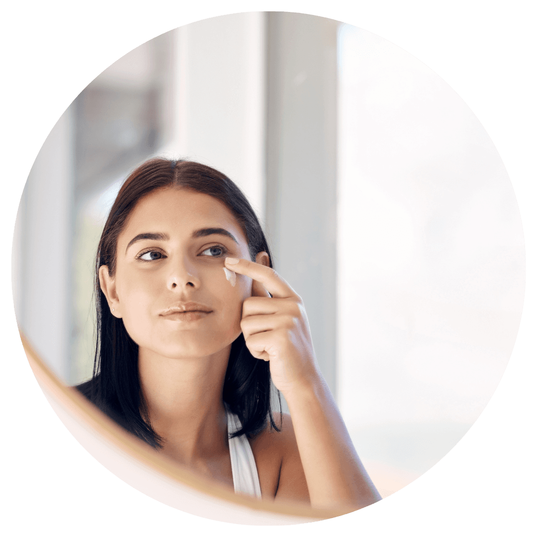 Mujer aplicandose dermadol